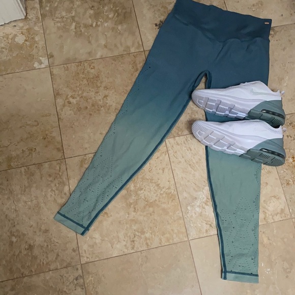 PINK Victoria's Secret Pants - VS PINK Leggins. Size-M Green Ombré